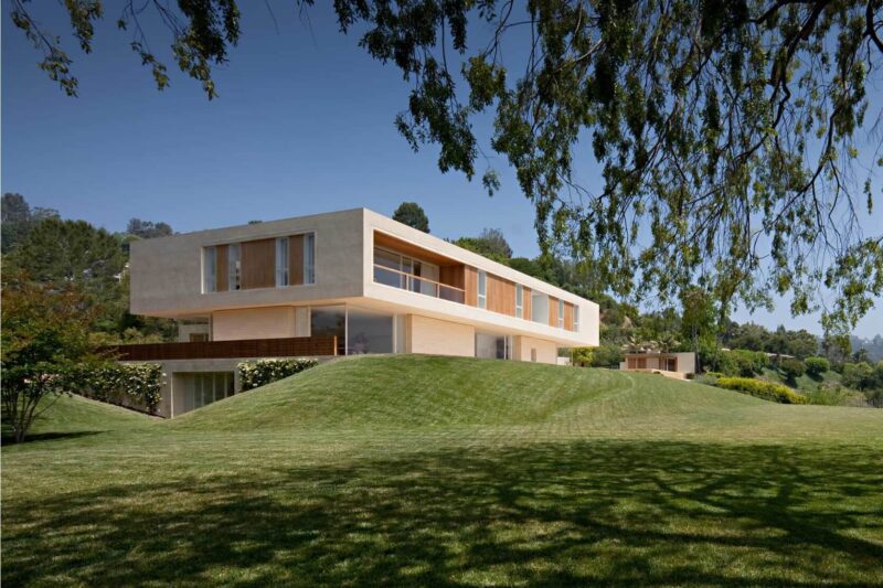Cryptocurrency for a house? Token-backed down payments are introduced to the property market by Coinbase.